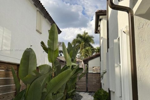 House in Miami, Florida 4 bedrooms, 234.86 sq.m. № 2045690 - photo 15