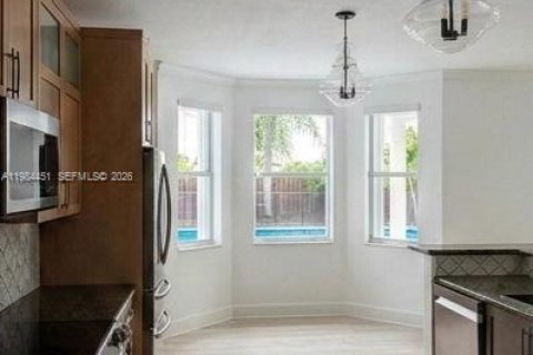 House in Miami, Florida 4 bedrooms, 234.86 sq.m. № 2045690 - photo 2