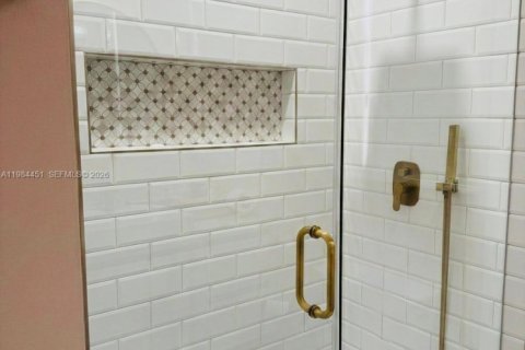 House in Miami, Florida 4 bedrooms, 234.86 sq.m. № 2045690 - photo 9