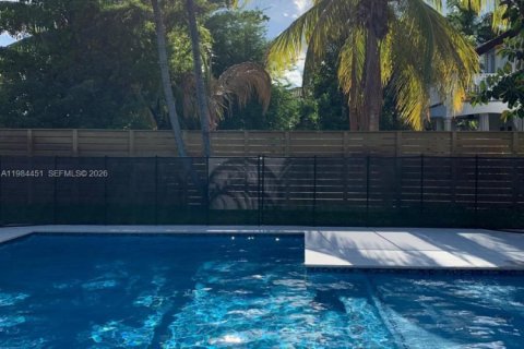 House in Miami, Florida 4 bedrooms, 234.86 sq.m. № 2045690 - photo 18