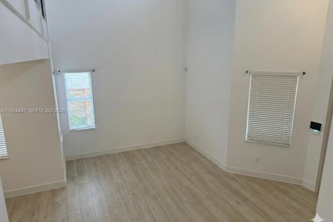 House in Miami, Florida 4 bedrooms, 234.86 sq.m. № 2045690 - photo 5