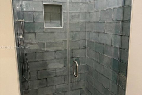 House in Miami, Florida 4 bedrooms, 234.86 sq.m. № 2045690 - photo 12