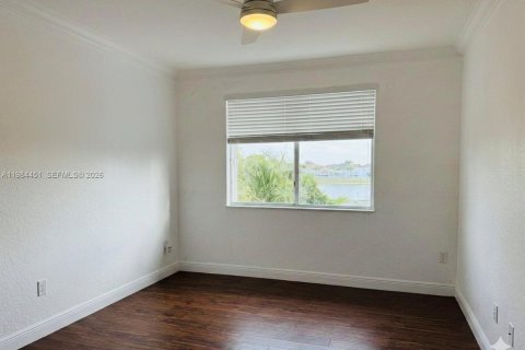 House in Miami, Florida 4 bedrooms, 234.86 sq.m. № 2045690 - photo 7