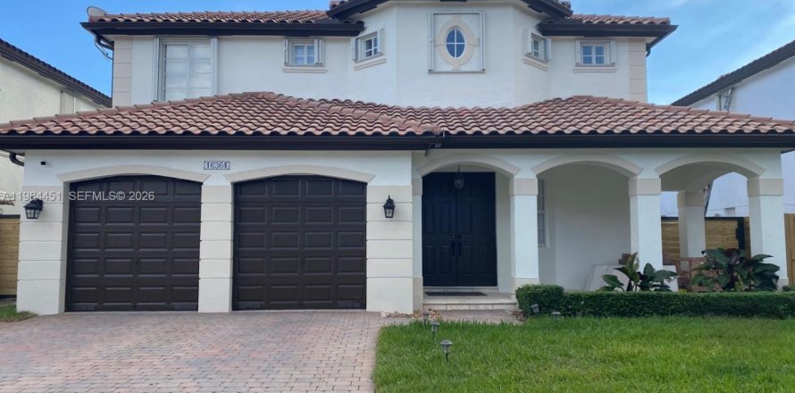 House in Miami, Florida 4 bedrooms, 234.86 sq.m. № 2045690