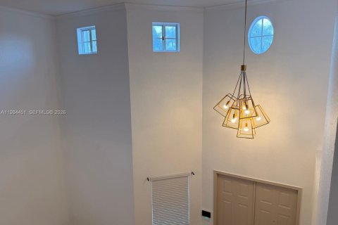 House in Miami, Florida 4 bedrooms, 234.86 sq.m. № 2045690 - photo 4