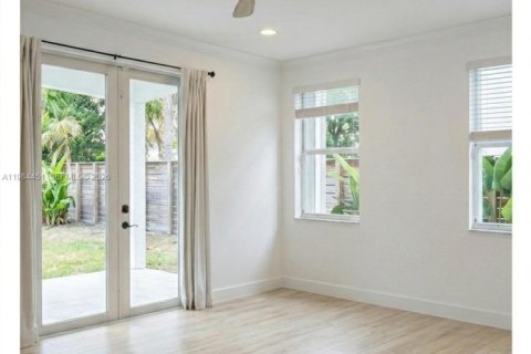 House in Miami, Florida 4 bedrooms, 234.86 sq.m. № 2045690 - photo 19