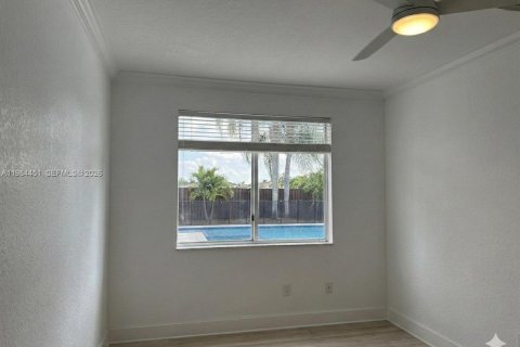 House in Miami, Florida 4 bedrooms, 234.86 sq.m. № 2045690 - photo 11