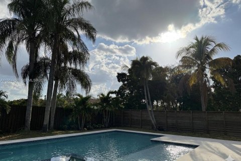 House in Miami, Florida 4 bedrooms, 234.86 sq.m. № 2045690 - photo 17