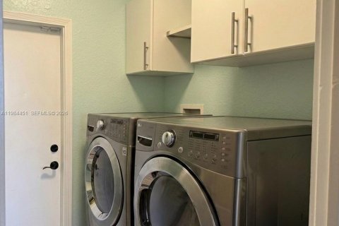 House in Miami, Florida 4 bedrooms, 234.86 sq.m. № 2045690 - photo 16