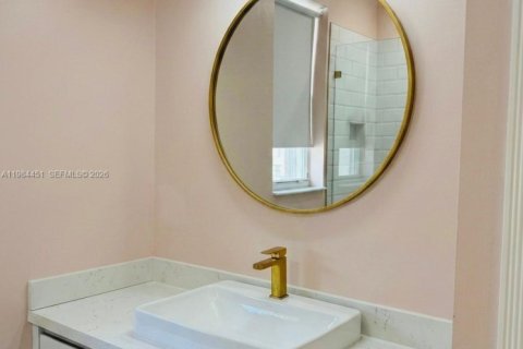 House in Miami, Florida 4 bedrooms, 234.86 sq.m. № 2045690 - photo 8