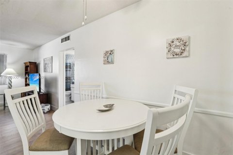 Copropriété à vendre à Pompano Beach, Floride: 2 chambres, 78.04 m2 № 2021932 - photo 11