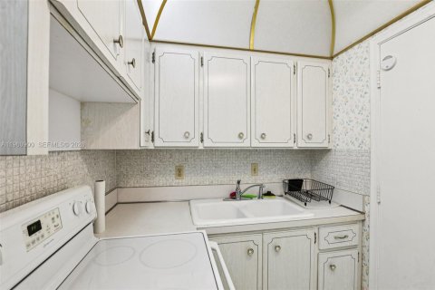 Copropriété à vendre à Pompano Beach, Floride: 2 chambres, 78.04 m2 № 2021932 - photo 12