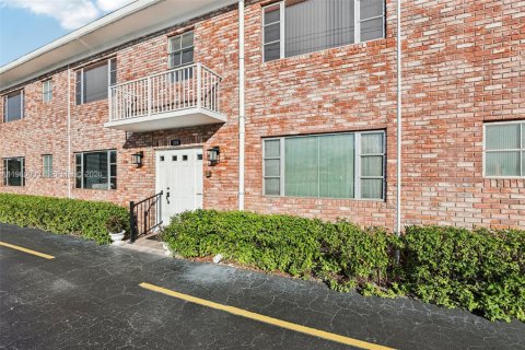 Copropriété à vendre à Pompano Beach, Floride: 2 chambres, 78.04 m2 № 2021932 - photo 3