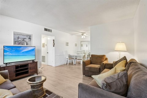 Copropriété à vendre à Pompano Beach, Floride: 2 chambres, 78.04 m2 № 2021932 - photo 7