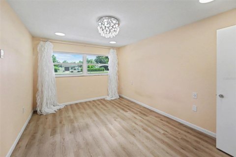 House in Saint Petersburg, Florida 2 bedrooms, 91.51 sq.m. № 2219663 - photo 7