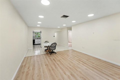 House in Saint Petersburg, Florida 2 bedrooms, 91.51 sq.m. № 2219663 - photo 6