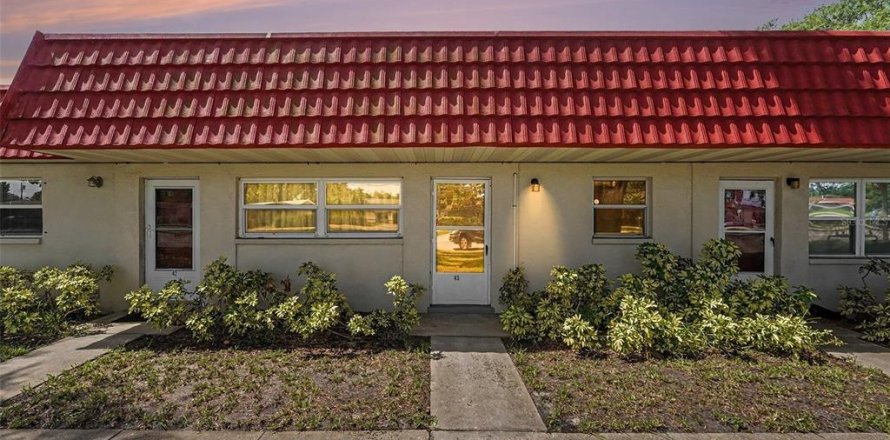 House in Saint Petersburg, Florida 2 bedrooms, 91.51 sq.m. № 2219663