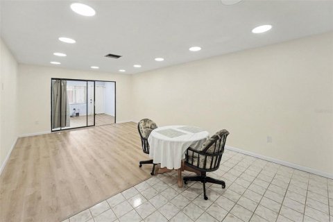House in Saint Petersburg, Florida 2 bedrooms, 91.51 sq.m. № 2219663 - photo 5