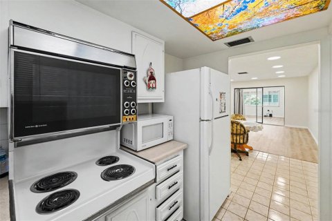 House in Saint Petersburg, Florida 2 bedrooms, 91.51 sq.m. № 2219663 - photo 3
