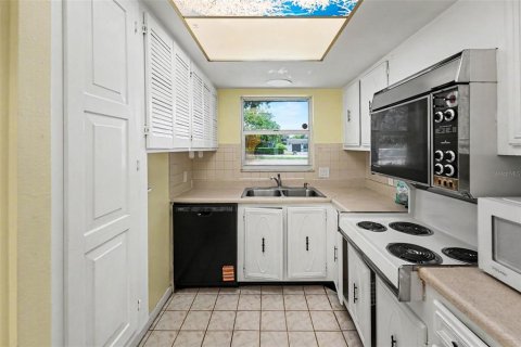 House in Saint Petersburg, Florida 2 bedrooms, 91.51 sq.m. № 2219663 - photo 2