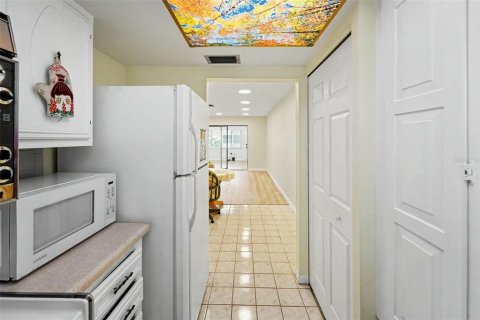 House in Saint Petersburg, Florida 2 bedrooms, 91.51 sq.m. № 2219663 - photo 4