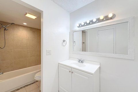 Купить кондоминиум в Уэст-Палм-Бич, Флорида 4 комнаты, 75.44м2, № 2245575 - фото 14