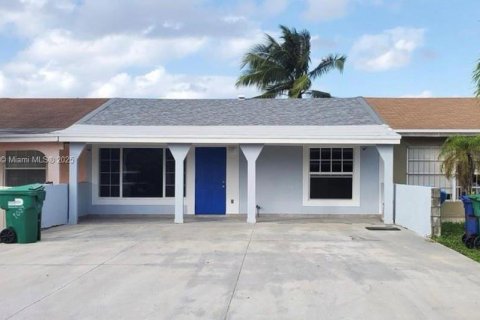 Townhouse in Miami Gardens, Florida 2 bedrooms, 91.23 sq.m. № 1941399 - photo 1