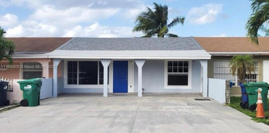 Townhouse in Miami Gardens, Florida 2 bedrooms, 91.23 sq.m. № 1941399