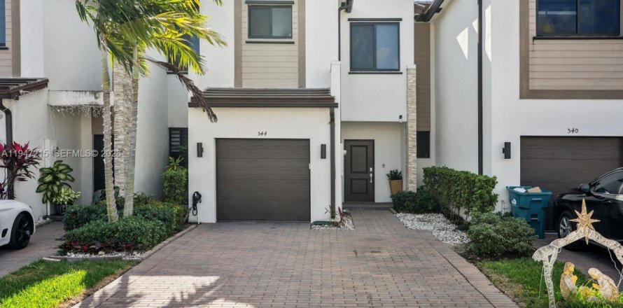 Таунхаус в Майами, Флорида 3 спальни, 137.31м2 № 2005424