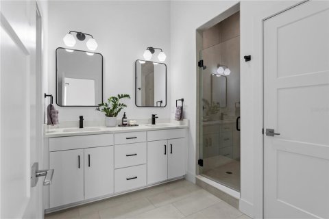 Townhouse in Saint Petersburg, Florida 3 bedrooms, 224.36 sq.m. № 2410443 - photo 19