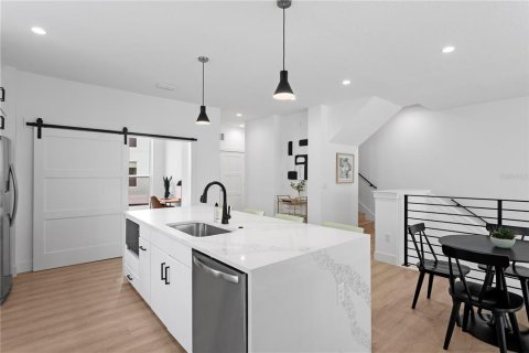 Townhouse in Saint Petersburg, Florida 3 bedrooms, 224.36 sq.m. № 2410443 - photo 13