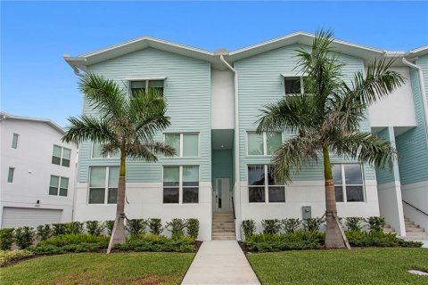 Townhouse in Saint Petersburg, Florida 3 bedrooms, 224.36 sq.m. № 2410443