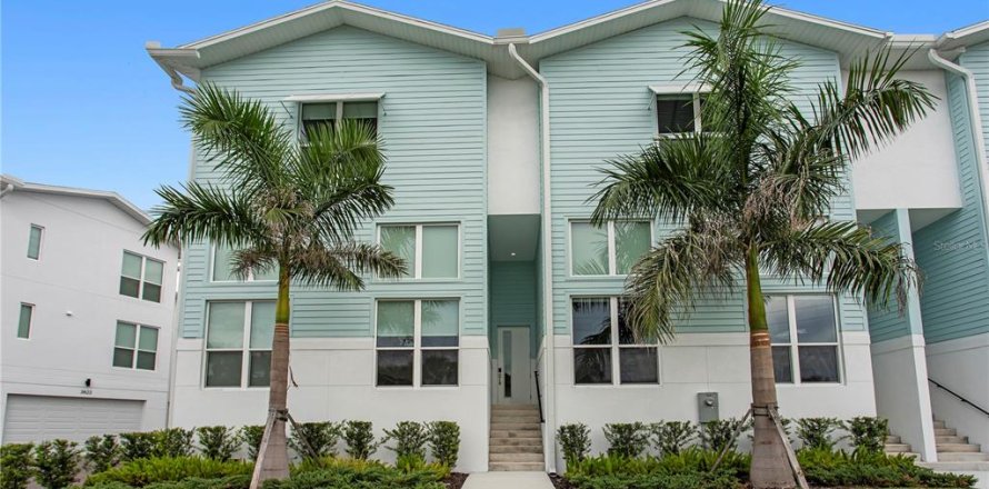 Townhouse in Saint Petersburg, Florida 3 bedrooms, 224.36 sq.m. № 2410443