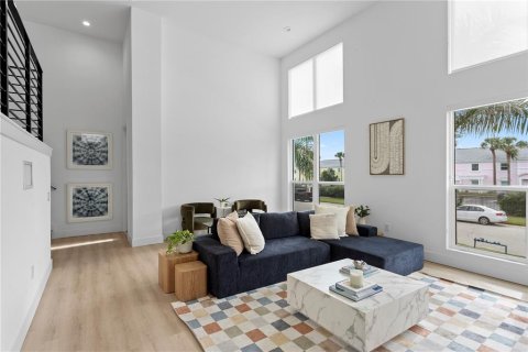 Townhouse in Saint Petersburg, Florida 3 bedrooms, 224.36 sq.m. № 2410443 - photo 5