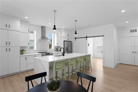 Townhouse in Saint Petersburg, Florida 3 bedrooms, 224.36 sq.m. № 2410443 - photo 9