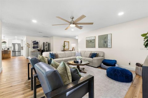 House in Tampa, Florida 4 bedrooms, 204.85 sq.m. № 2425915 - photo 9