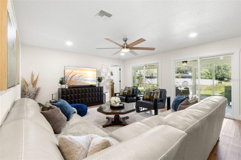 House in Tampa, Florida 4 bedrooms, 204.85 sq.m. № 2425915 - photo 7