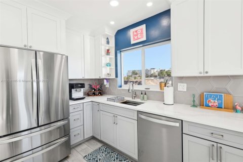 Condo in Hillsboro Beach, Florida, 2 bedrooms  № 1699156 - photo 19