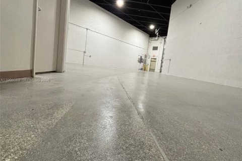 Immobilier commercial à vendre à Sweetwater, Floride № 2020275 - photo 9