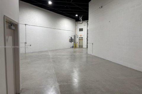 Immobilier commercial à vendre à Sweetwater, Floride № 2020275 - photo 8