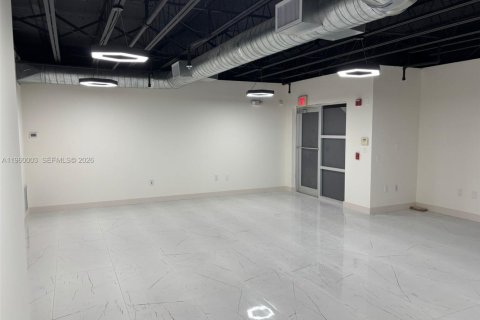 Immobilier commercial à vendre à Sweetwater, Floride № 2020275 - photo 3