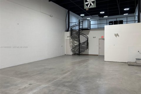 Immobilier commercial à vendre à Sweetwater, Floride № 2020275 - photo 5