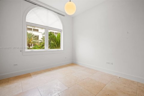 Townhouse in Coral Gables, Florida 4 bedrooms, 256.78 sq.m. № 2063910 - photo 18