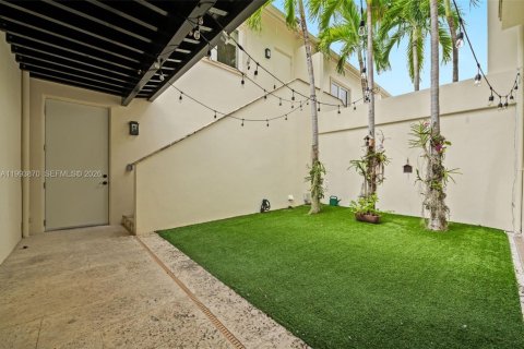 Townhouse in Coral Gables, Florida 4 bedrooms, 256.78 sq.m. № 2063910 - photo 24