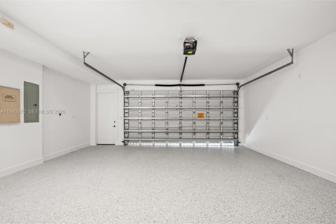 Townhouse in Coral Gables, Florida 4 bedrooms, 256.78 sq.m. № 2063910 - photo 29