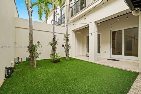 Townhouse in Coral Gables, Florida 4 bedrooms, 256.78 sq.m. № 2063910 - photo 23