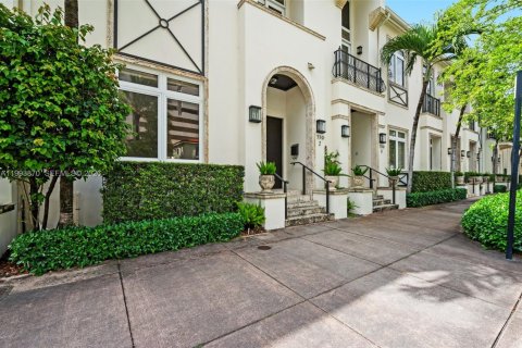 Townhouse in Coral Gables, Florida 4 bedrooms, 256.78 sq.m. № 2063910 - photo 2