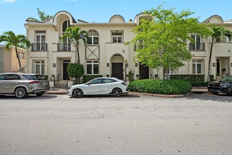 Townhouse in Coral Gables, Florida 4 bedrooms, 256.78 sq.m. № 2063910