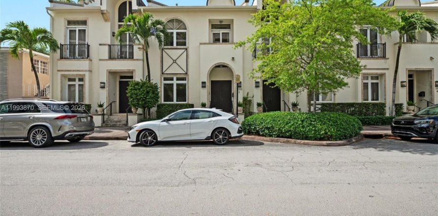 Townhouse in Coral Gables, Florida 4 bedrooms, 256.78 sq.m. № 2063910