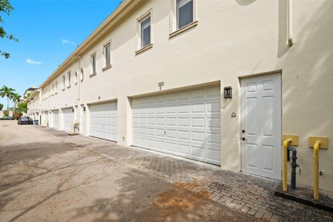 Townhouse in Coral Gables, Florida 4 bedrooms, 256.78 sq.m. № 2063910 - photo 30